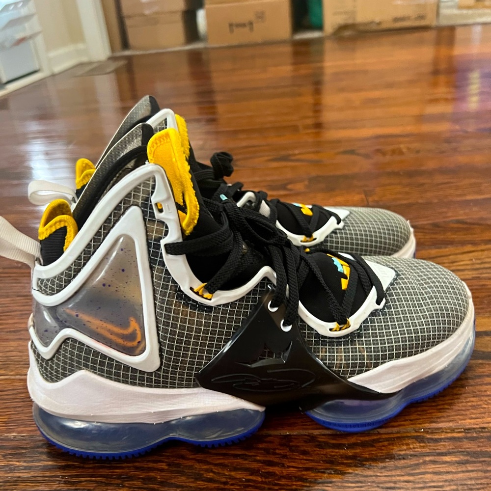 NIKE Lebron 19 “HARDWOOD CLASSICS” BasketBall Shoes